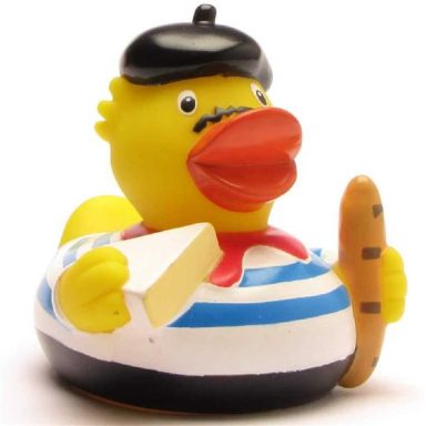 Canard en plastique portant un béret, chemise rayée et tenant une baguette.